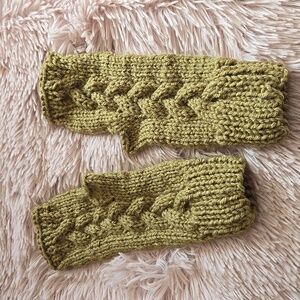 Brand new Cozy Cable Handknit Fingerless Gloves Mittens Moss Green One size
